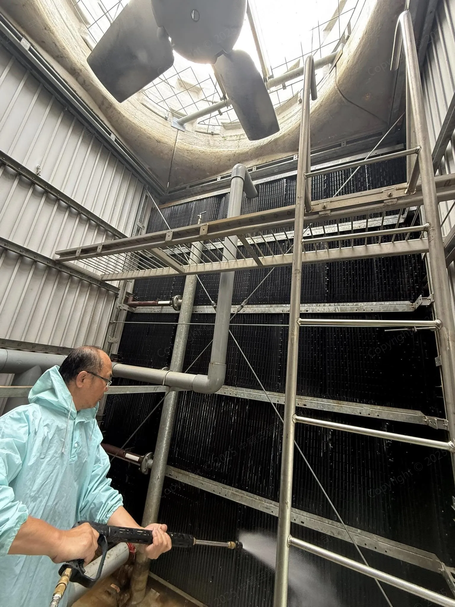 Read more about the article 本日商辦大樓保養清洗冷卻水塔1200型